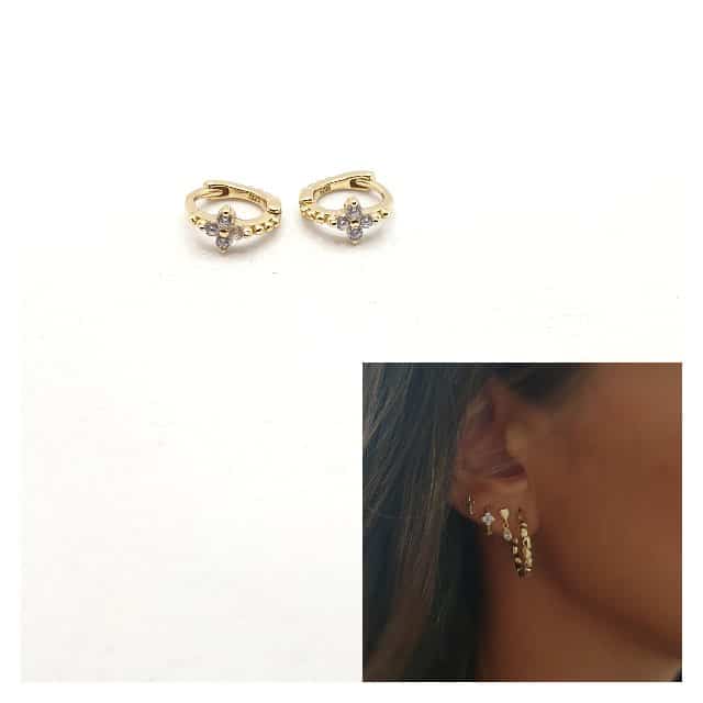 Pendiente mini arito flor oro